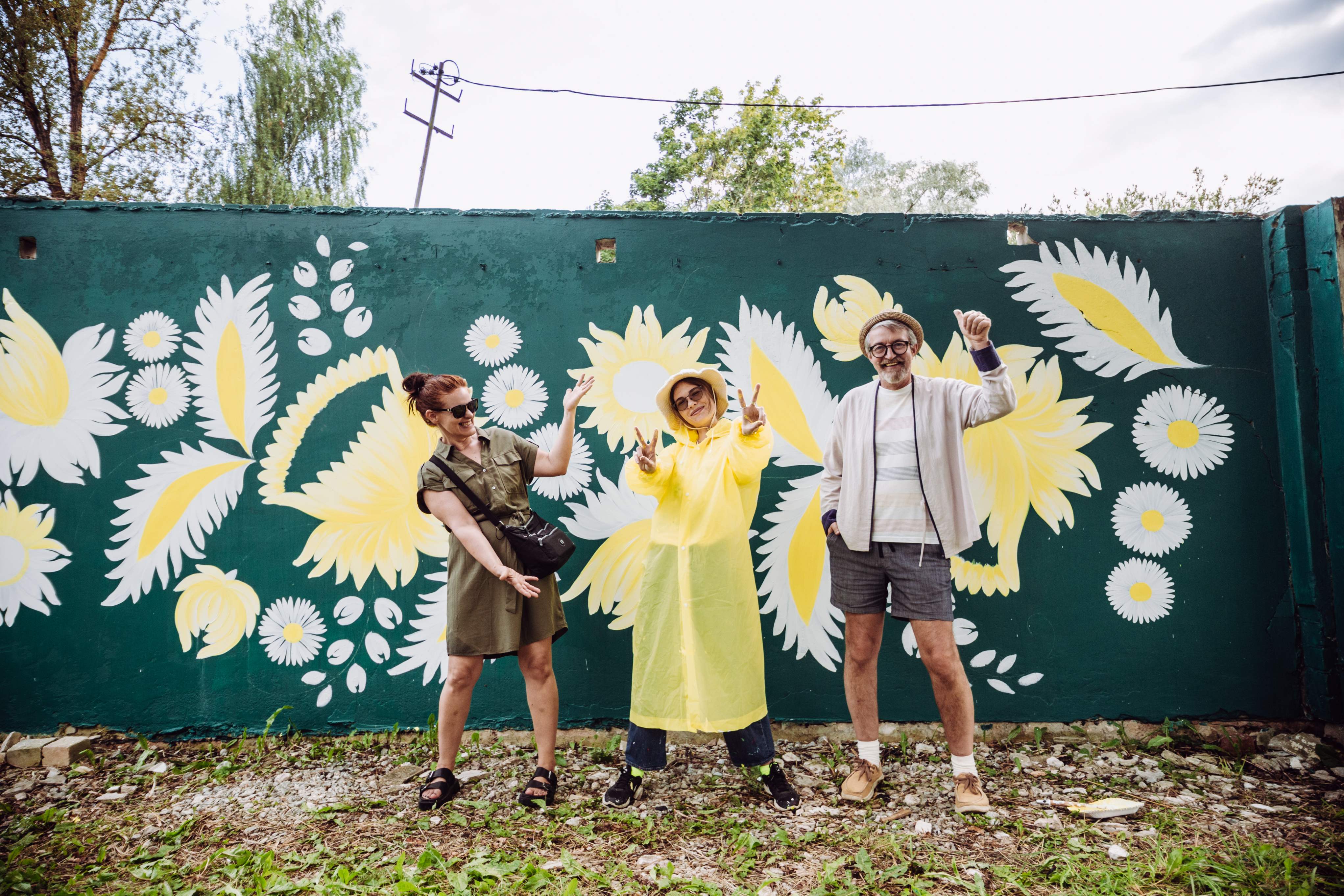 Viktoria Berezina (keskel) koos Kaili Kase ja Raul Oreškiniga  valmiva seinamaali ees Mikro-Veneetsias.