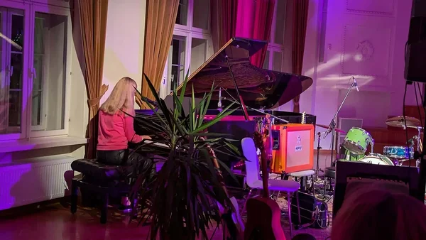 Sõbrapäevaõhtul esinemine