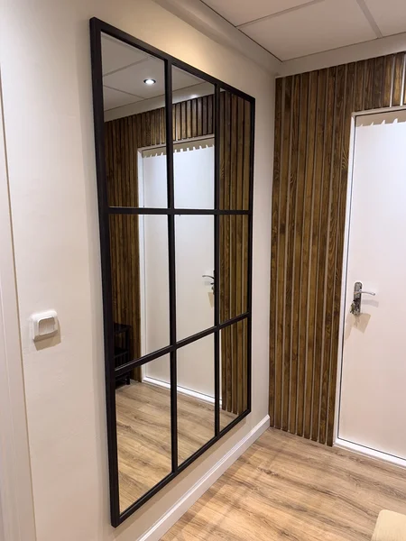 Eritellimusel valminud raam peeglile