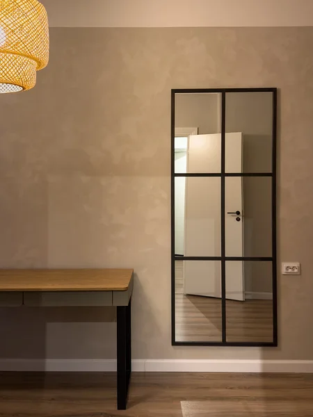 Eritellimusel valminud raam peeglile