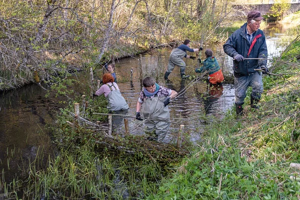 Esimesed Jänijõe talgud, mai 2023. Foto: Ülo Veldre.