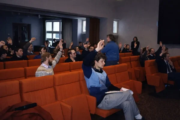Entusiastlikus õhkkonnas hääletati läbi kõik reeglid ja otsused.  Foto:Lassi Karivalo