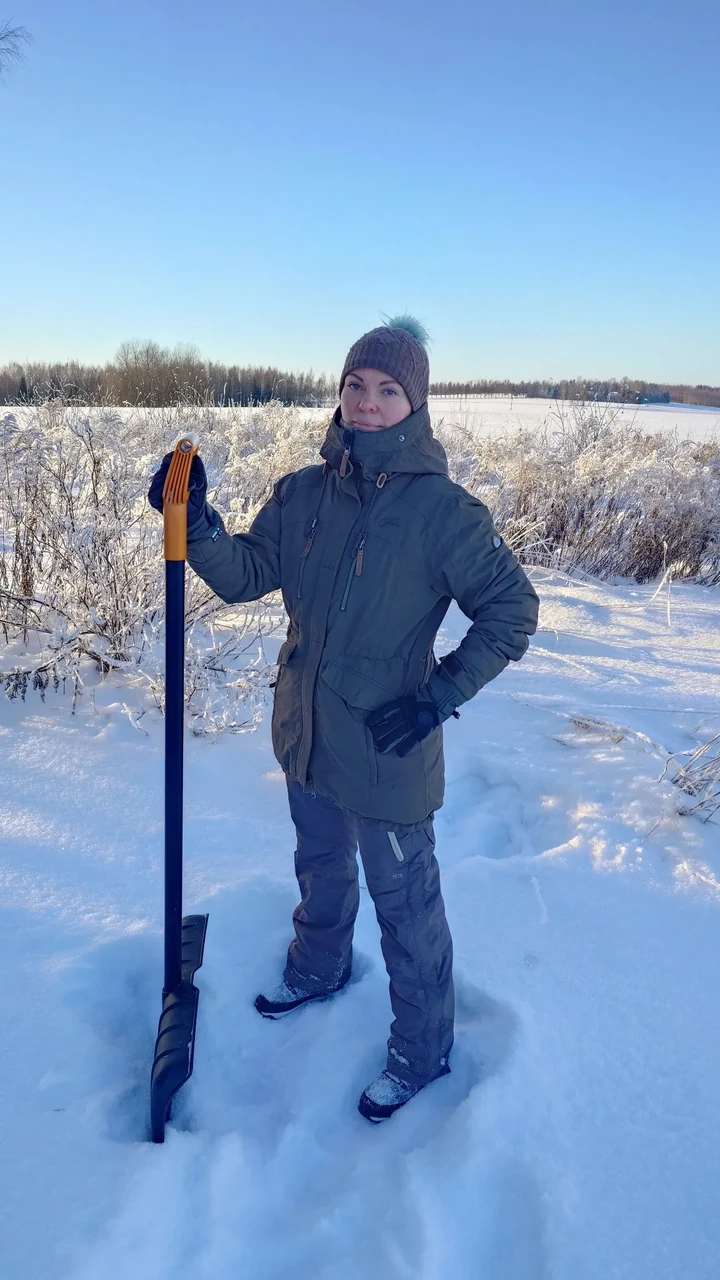 Eva Bucht oma talumaadel talvel. Foto: erakogu