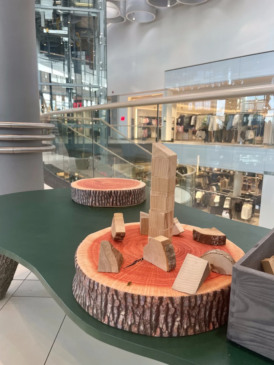 Näitusel saavad lapsed puudutada-nuusutada vähe töödeldud puitu ja sellega mängides aega veeta.