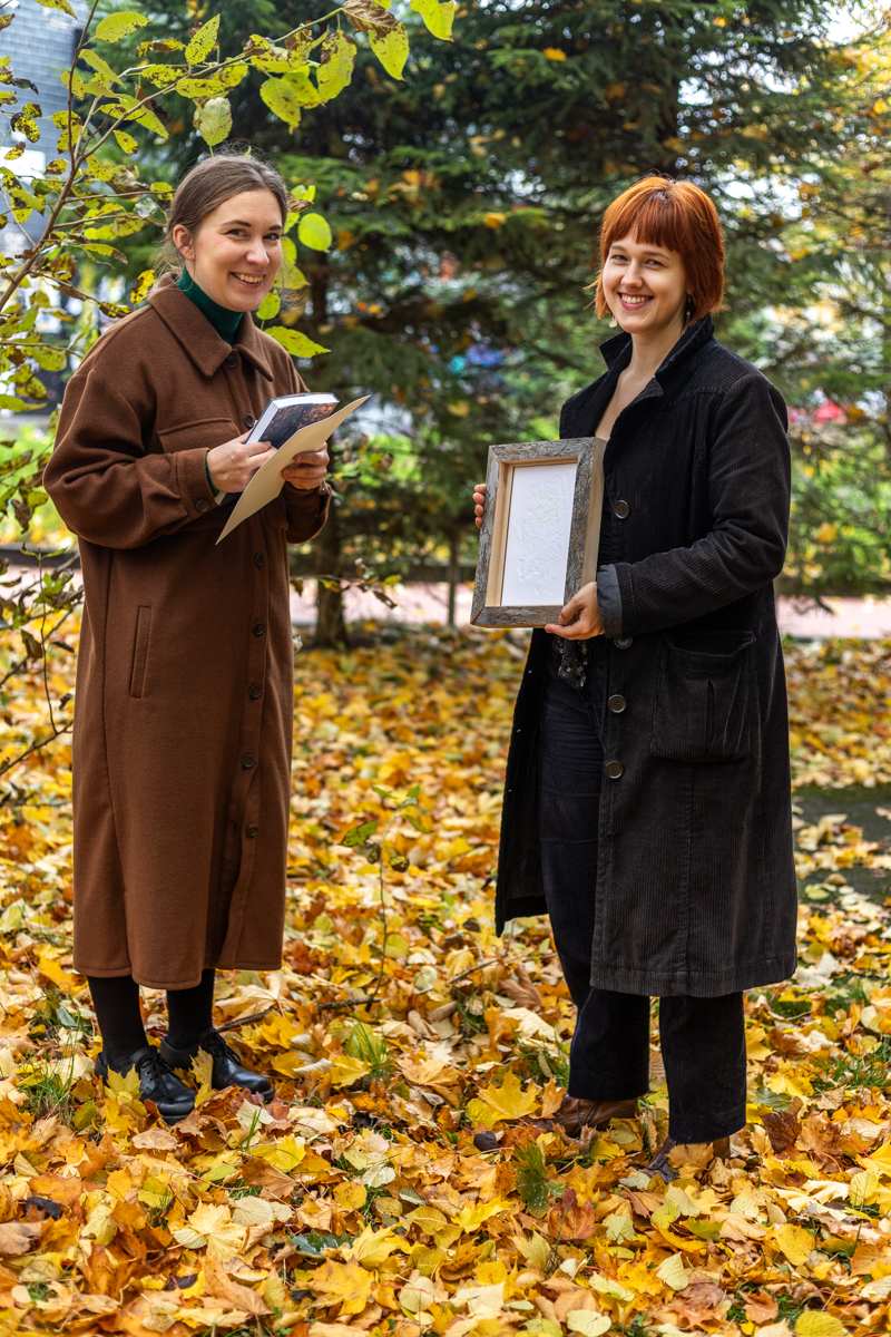Fotol paremal Inessa Saarits, vasakul ELFi metsaekspert Eliisa Pass annetust vastu võtmas. Foto: Katre Liiv
