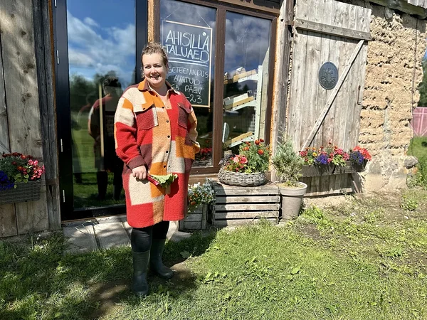 Kelli Talving koduõue talupoes 
