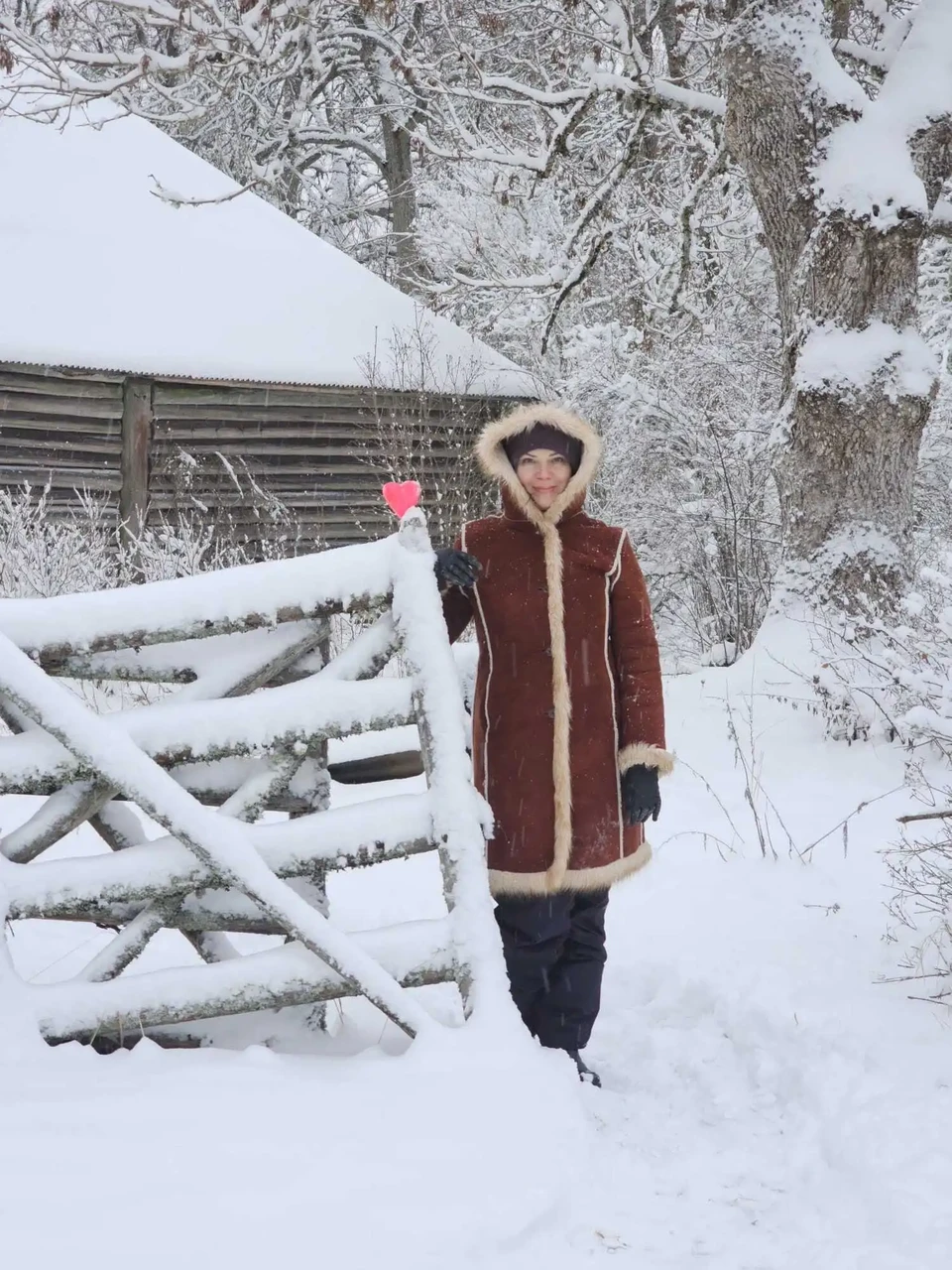 Katarina Karpina oma talu väravas. Foto: erakogu