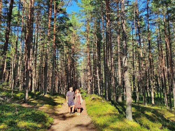 Marek ja Triinu Kõpu metsas Hiiumaal. Foto: Tõnu Viik