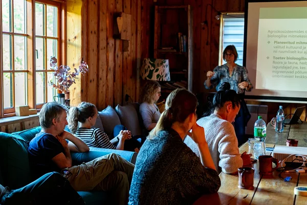 Eve Veromann rääkimas putukate kasulikkusest Rabav matkakodus. Foto: Katre Liiv