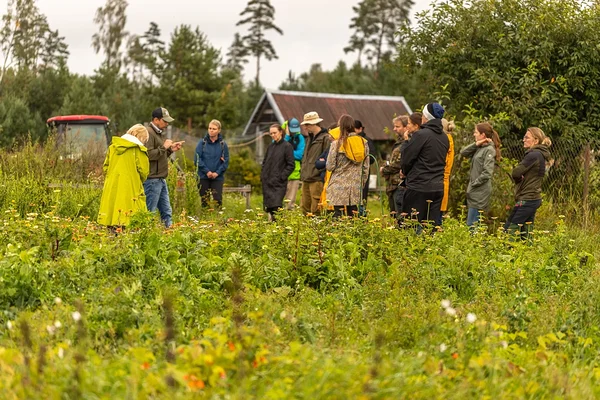 Tuleviku maaelu õppepäevalised Ahisilla taluaias. Foto: Katre Liiv