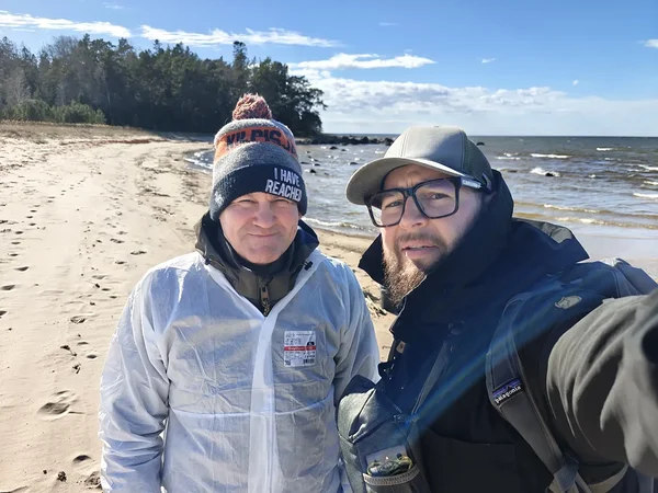 Vabatahtlikud Ruve ja Mattias reedel Vainupea rannas