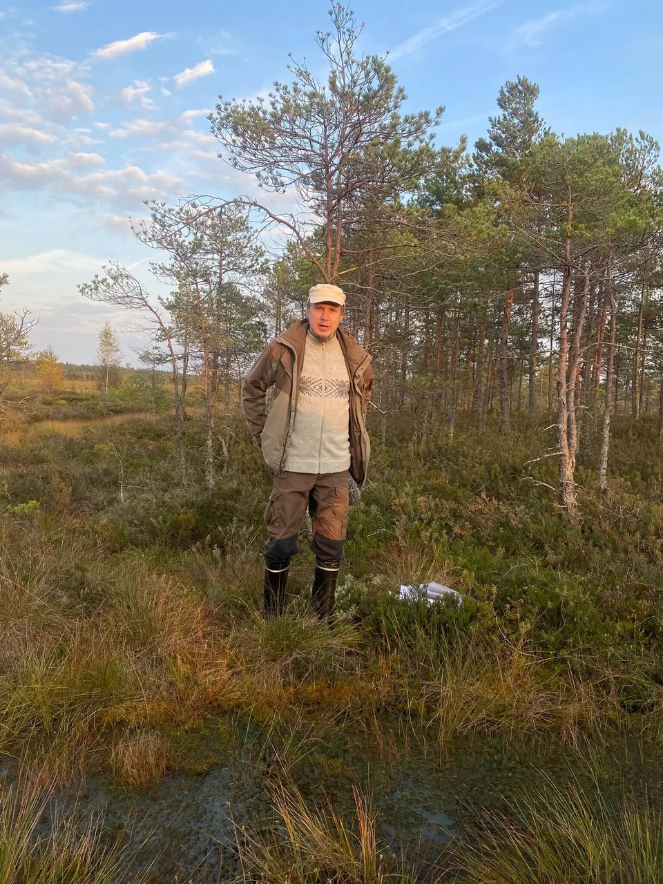 Kas märkad pildil paisu? Märgalade ekspert Jüri-Ott Salm selgitab, et alale rajati sadu turbast paise, millest paljud on juba loodusesse sulandnunud ja märkamatud. Kuivenduskraavidesse rajatud paisud aitavad veetasemel taas looduslähedasemaks mutuuda.