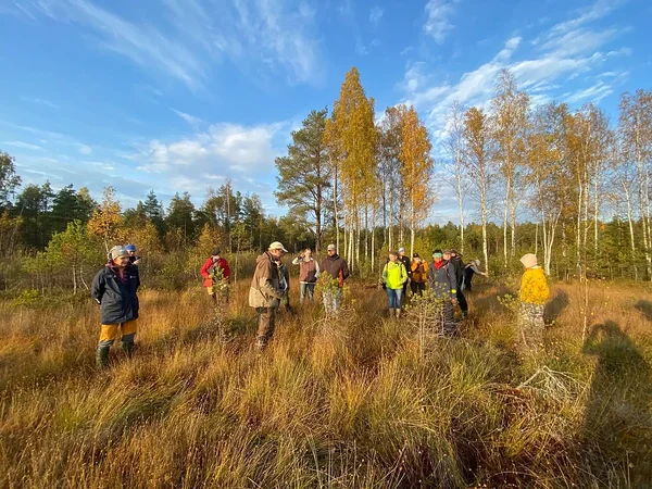 Retkelised uudistamas taastatud sooala, mis on nüüdseks tõeliselt märg ja lirtsuv.