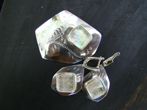 Ehtekomplekt &quot;Rada&quot;: pross  5,1x4,3 cm ja kõrvarõngad  3,1x2, 4cm. Materjal:. hõbe 925 22gr+klaasikunstnik Mari-Liis Makuse erinevate värvides helklev läbipaistev dikroidklaas.