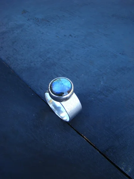 Hõbesõrmus labradoriidiga.