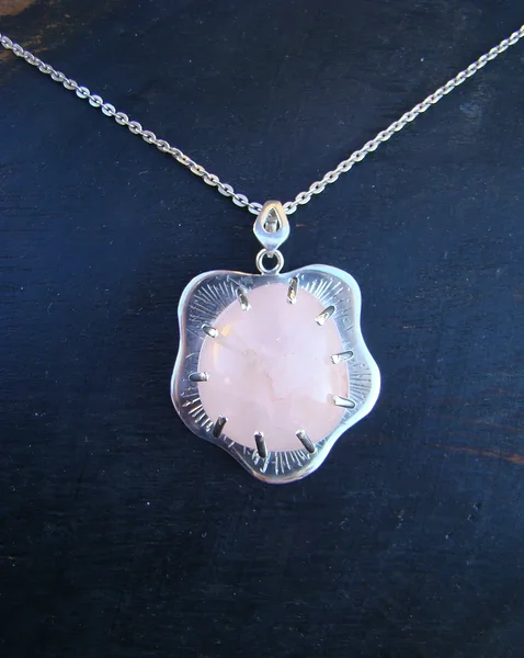 Hõberipats roosa kvartsiga. Omanik: Urma Linnus