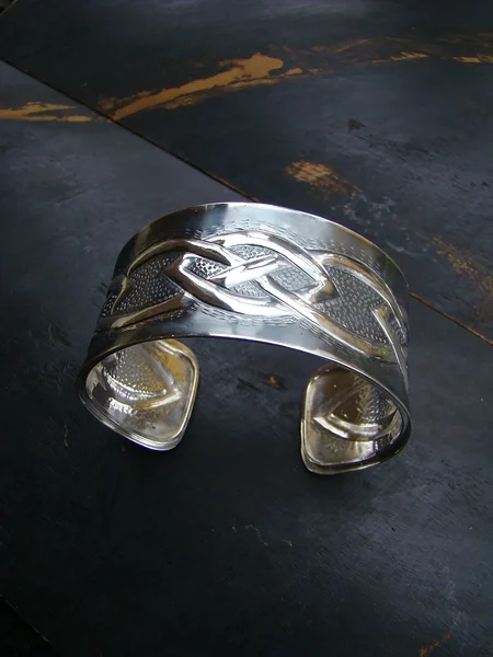 Viikingiaegsest põimmustrist inspireeritu käevõru. Hõbe 925, oksiid. Omanik: Katrin Raitar