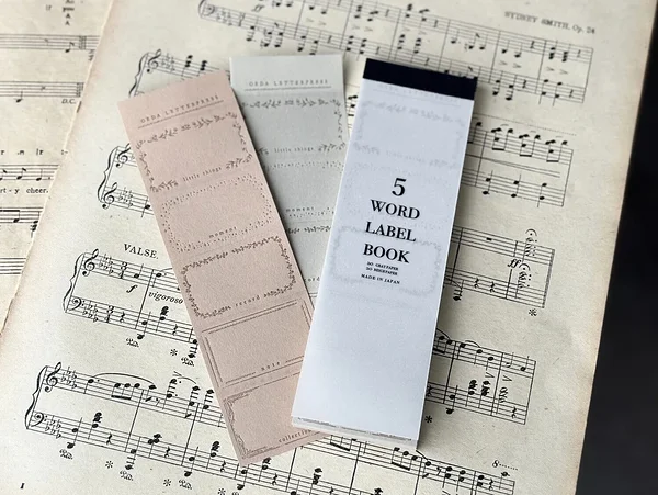disainpaber 5 Word label book, OEDA Letterpress