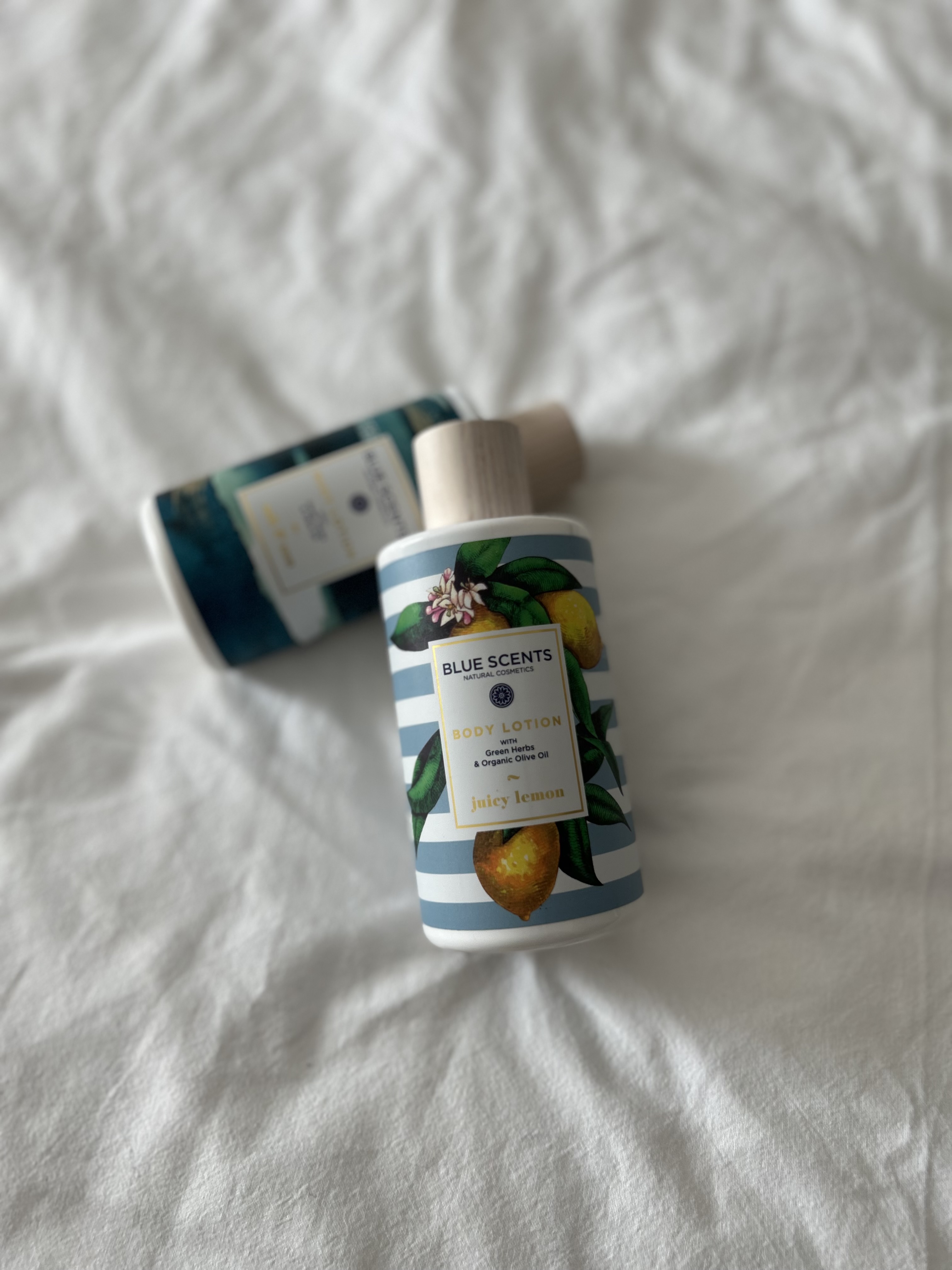 kehakreemi pudelid üksteisele toetumas