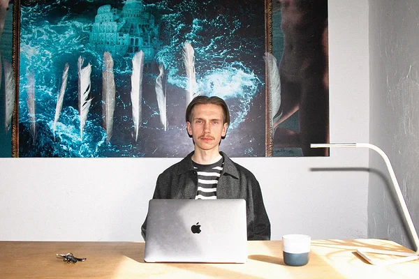 Brent Pere on ajakirjanik ning copywriter.