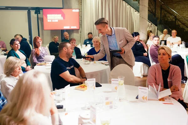 Brent Pere on õhtujuht.