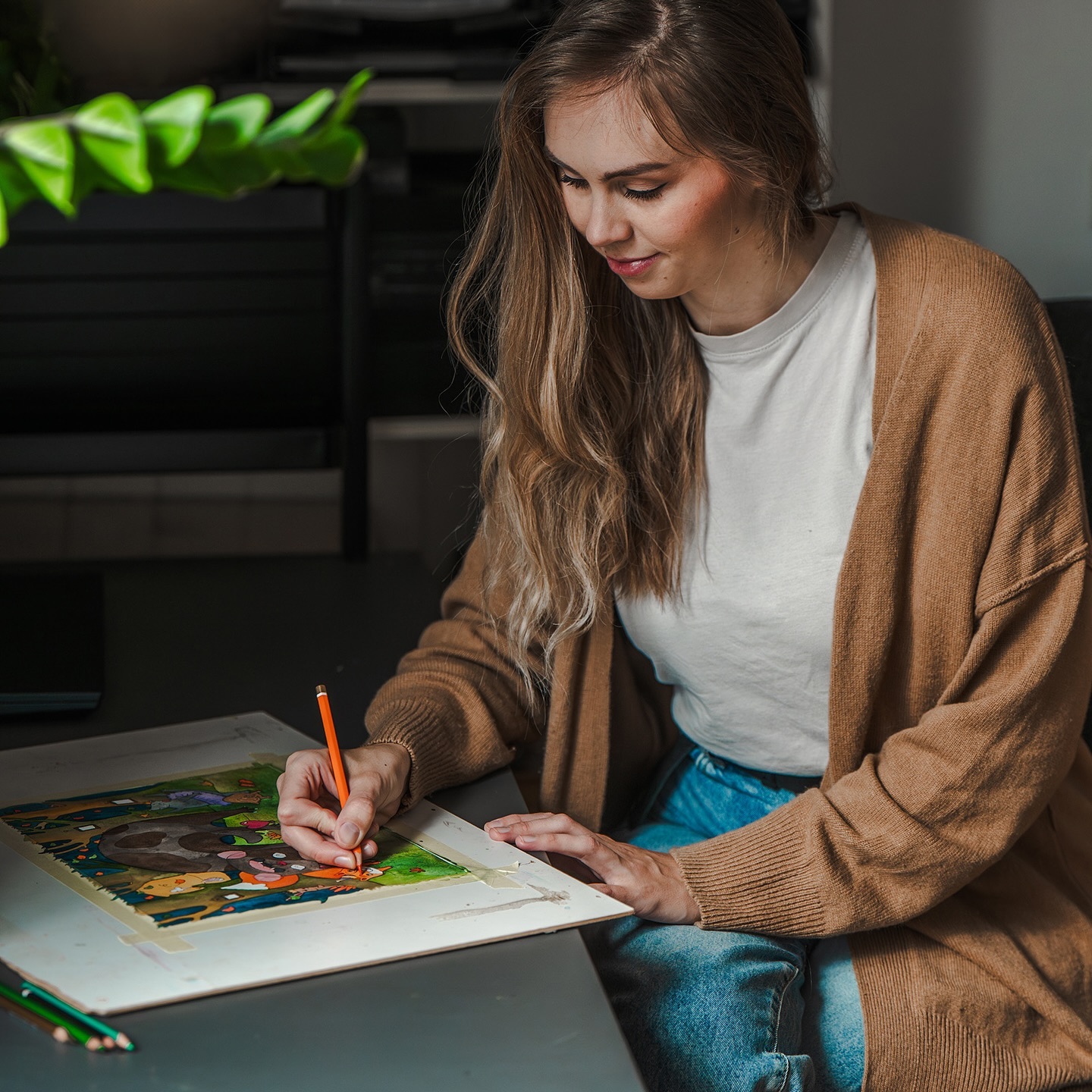 Kadi Mõttus sitting and drawing