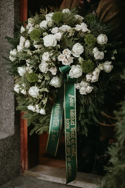 Looduslikul kuuserohelisel alusel pärg