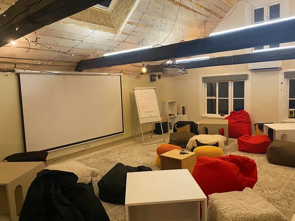 Seminariruum tiimiürituste jaoks projektor ja ekraan