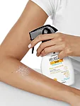 Heliocare 360 pediatrics spray mano textura 01 800x