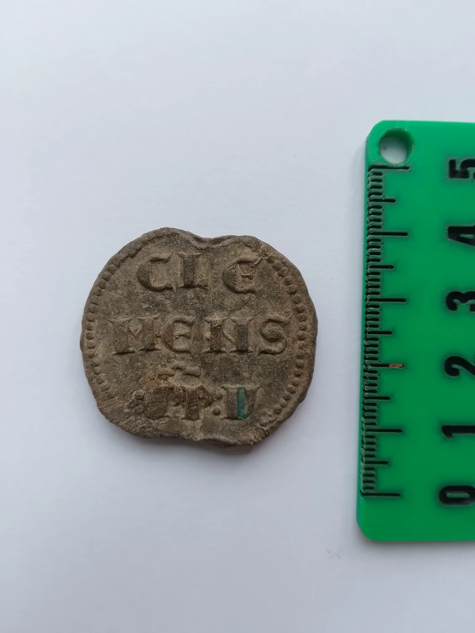 Paavst Clemens V (1305-1314) bulla väljakaevamistelt Tallinnas. Foto: Mihkel Tammet.