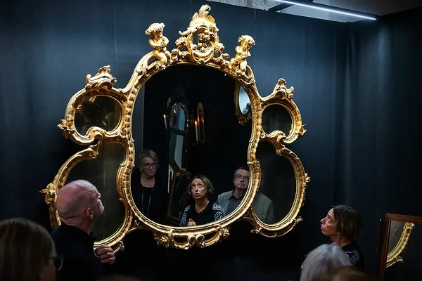 äitus „Peeglimaagia. Peeglid ja mood“ Suurgildi hoones, 2025:Perekond Pilar von Pilchaule kuulund suur seinapeegel, rokokoo, 18.s. I pool. Eesti Ajaloomuuseum