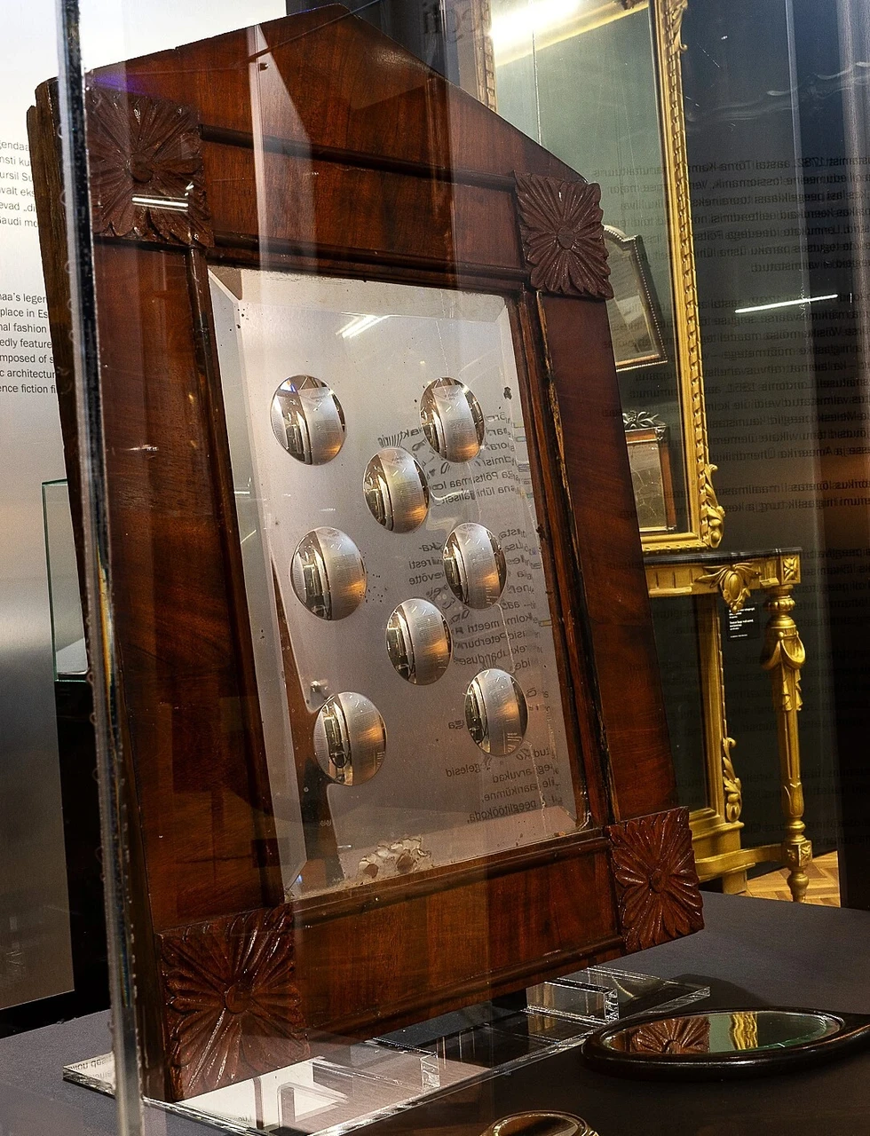 Vigur- ehk kõver- ehk nõiapeegel, mille kumerad osad muudavad peegelpildi ebarealistlikuks. Seda tüüpi peeglid on läbi aja olnud populaarsed ennustamisvahendid, sest moonutavates „mullides“ võib väidetavalt tulevikuendeid näha. Rõika-Meleski klaasitööstuses, 19. sajandi keskpaik. Toomas Zuppingu erakogu