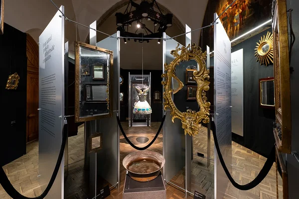 Näitus Peeglimaagia. Peeglid ja mood. Suurgildi hoones