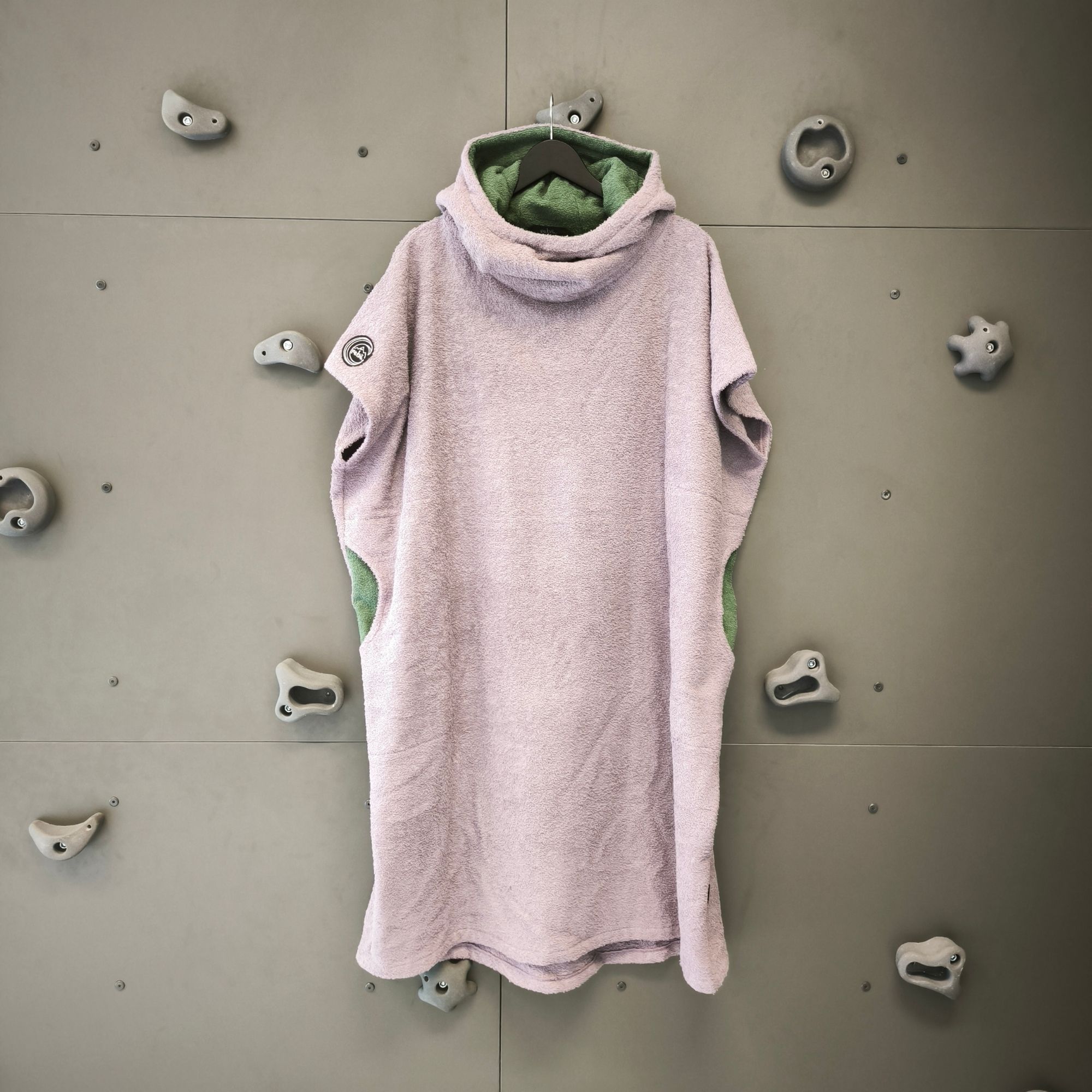 metsaroheline surfiponcho lillade detailidega