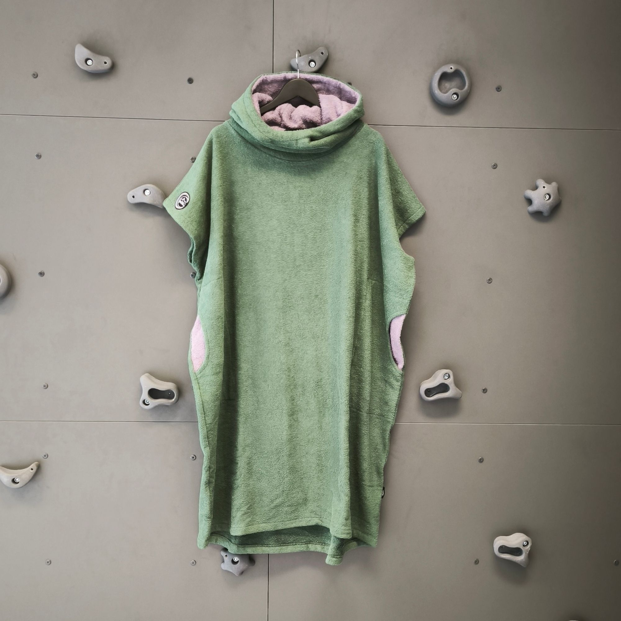 metsaroheline surfiponcho lillade detailidega
