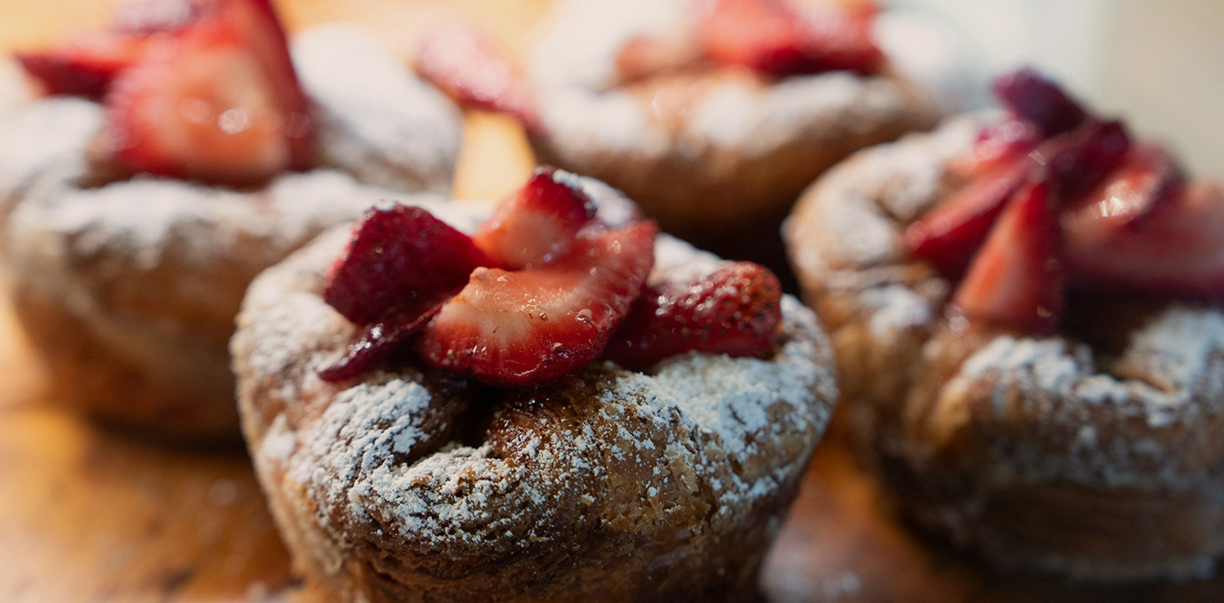 Maasikatega kaunistatud muffinid