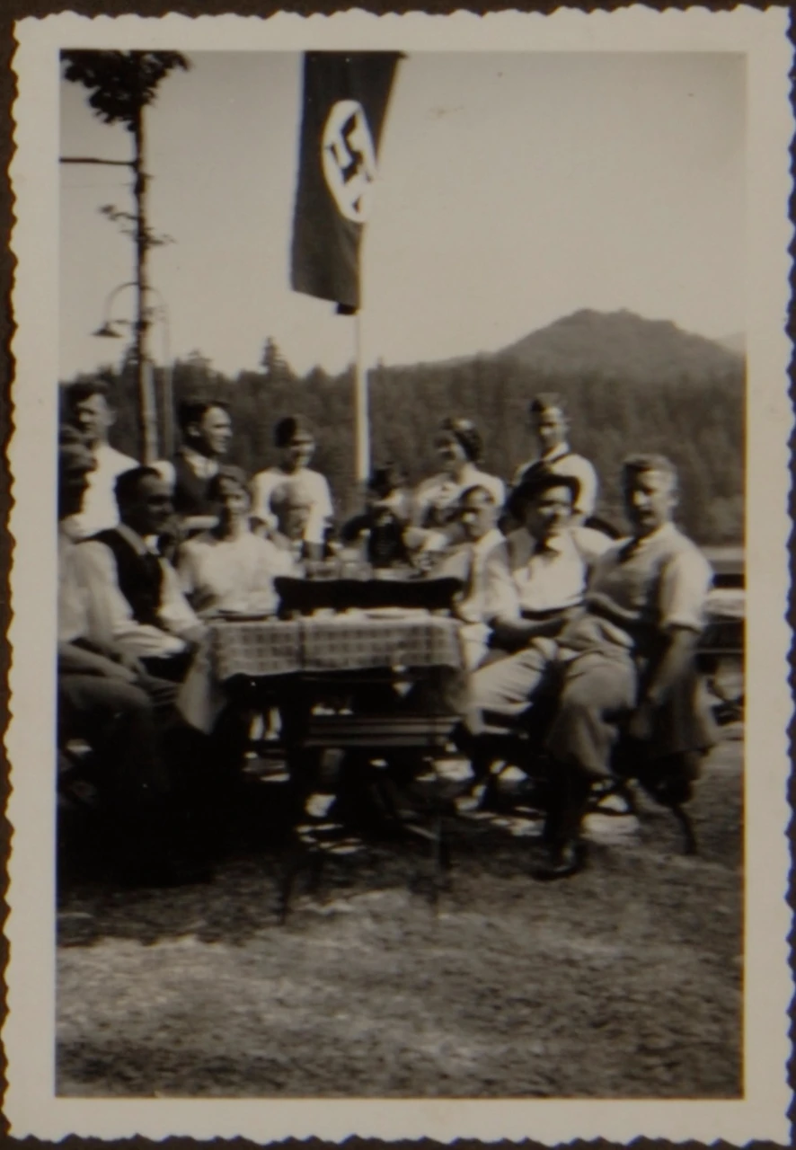 Der Institutsausflug 1934 führte auf den Spatzenhof in Bad Säckingen (Das ist das einzige Photo mit einer politischen Konnotation im Archiv des Instituts)