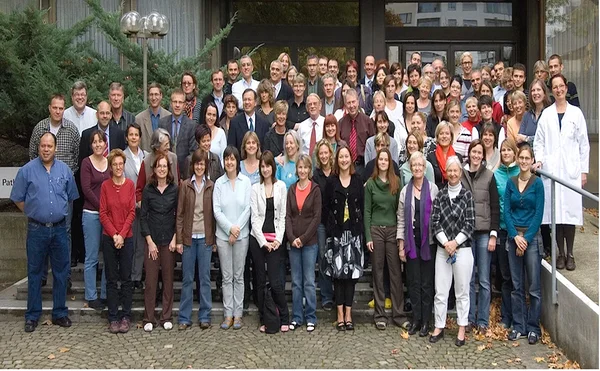 Mitarbeiterinnen und Mitarbeiter im Jahr 2005.
