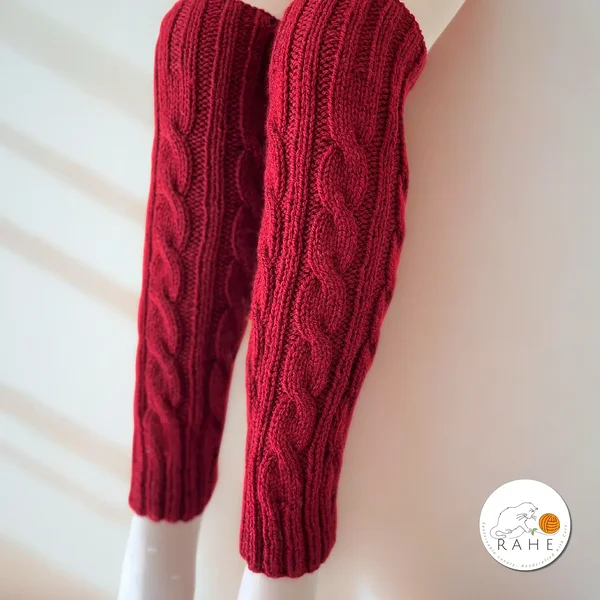 Tumepunased käsitsi kootud palmikkoes villasegu säärised naistele ja teismelistele. Eesti käsitöö kingitused.