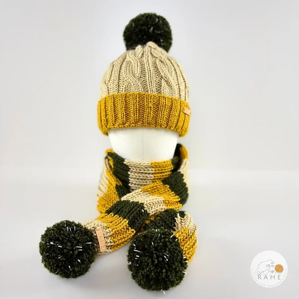 Käsitsi kootud pikk triibuline helkurtuttidega sall poistele ja tüdrukutele.