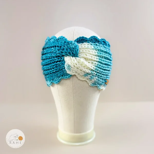 Hand-knitted wide acrylic headband on mannequin head, white and turquoise blue gradient headband with twisted detail, fisherman's rib knit texture, crocheted scalloped edge, RAHEcraft