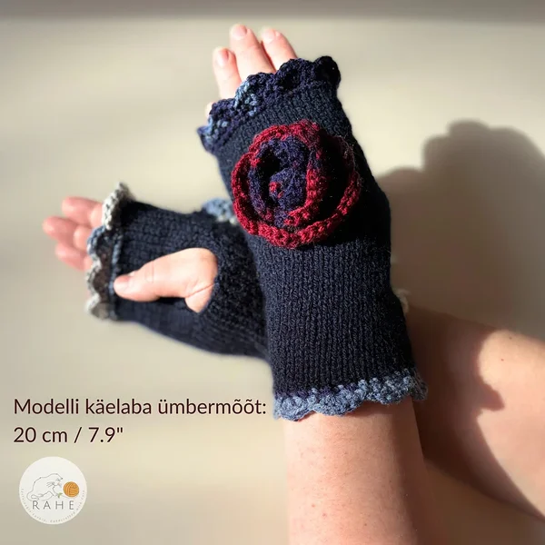 Käsitsi kootud tumesinised sõrmedeta kindad pitsilise ääre, heegeldatud lillega ja pöidlaavaga, kantuna modellil – käelaba ümbermõõt 20 cm (7.9").