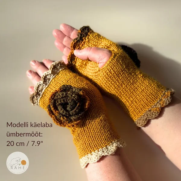 Käsitsi kootud sinepikollased sõrmedeta kindad pitsilise ääre, heegeldatud lillega ja pöidlaavaga – modellil kantuna, käelaba ümbermõõt 20 cm (7.9").
