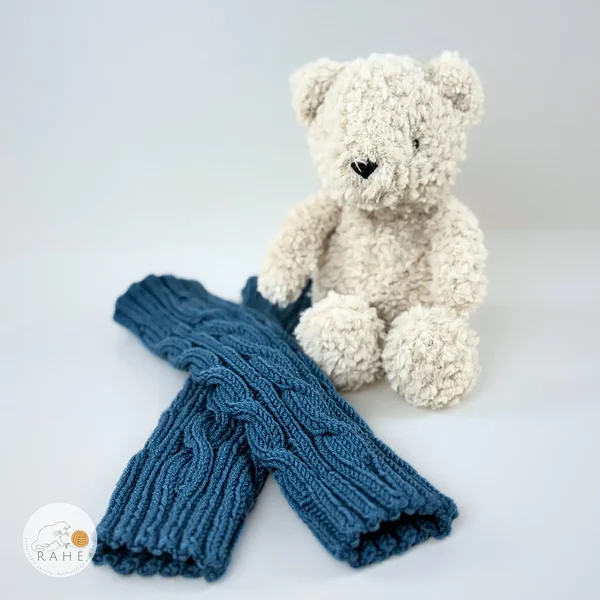 Laste kootud säärised. Meriinovillased palmikutega sinised säärised poisile.