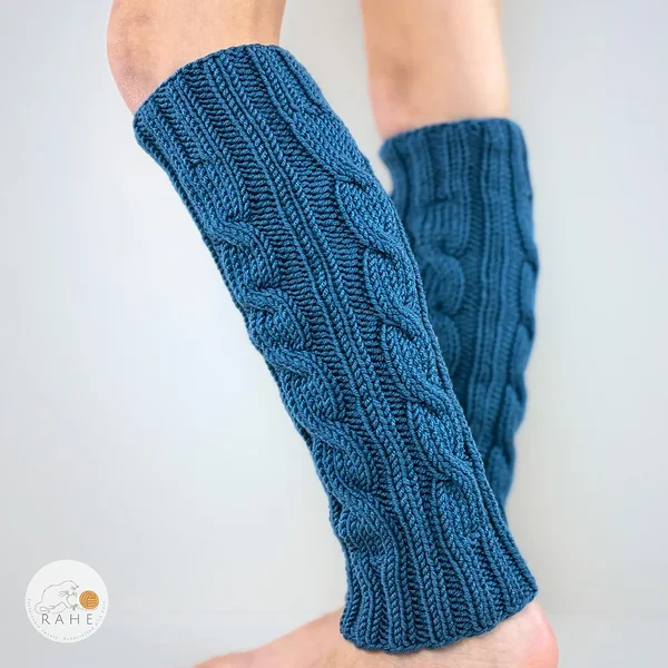 Tumesinised palmikutega meriinovillast kootud laste säärised. Eesti käsitöö kingitused.