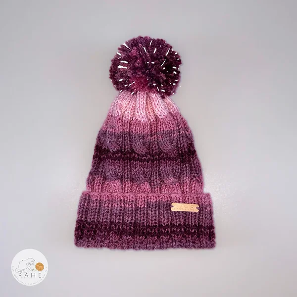 Käsitsi kootud roosa ja lilla palmikkoes tutiga helkurmüts poisile ja tüdrukule, naisele ja mehele. Käsitsi kootud Eestis.