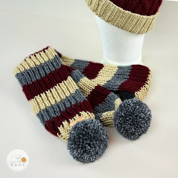 Käsitsi kootud tumepunase, halli ja beeži triibuline pikk sall helkurtuttidega. 