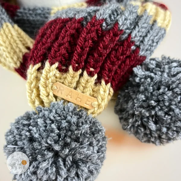 Käsitsi valmistatud helkurtuttidega kootud tumepunane, beež ja hall sall poistele ja tüdrukutele, naistele ja meestele. Eesti käsitöö kingitused.