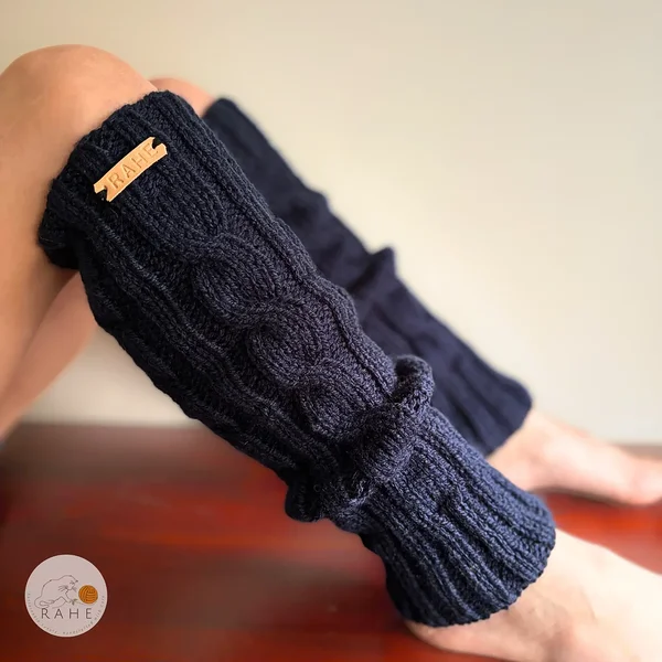 RAHEcraft käsitsi kootud palmikumustriga säärised jalas. Elastsed soonikuga servad ja klassikaline kudumuster. Saadaval suurustes: teismeline ja laps.