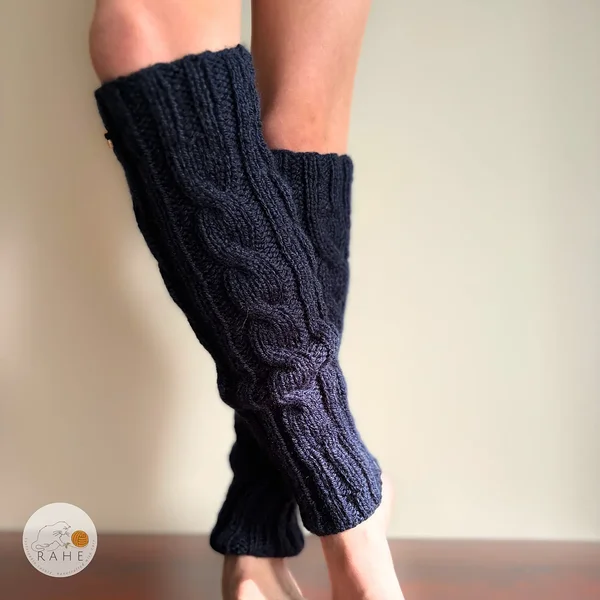 RAHEcraft käsitsi kootud palmikumustriga säärised jalas. Elastsed soonikuga servad ja klassikaline kudumuster. Saadaval suurustes: teismeline ja laps.